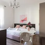 Moon * Milão